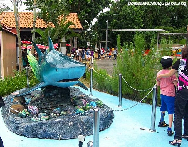 underwater world shark sculpture
