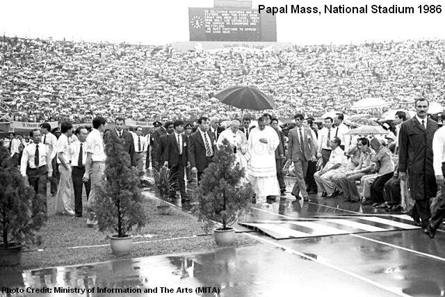 papal-mass-at-national-stadium-1986